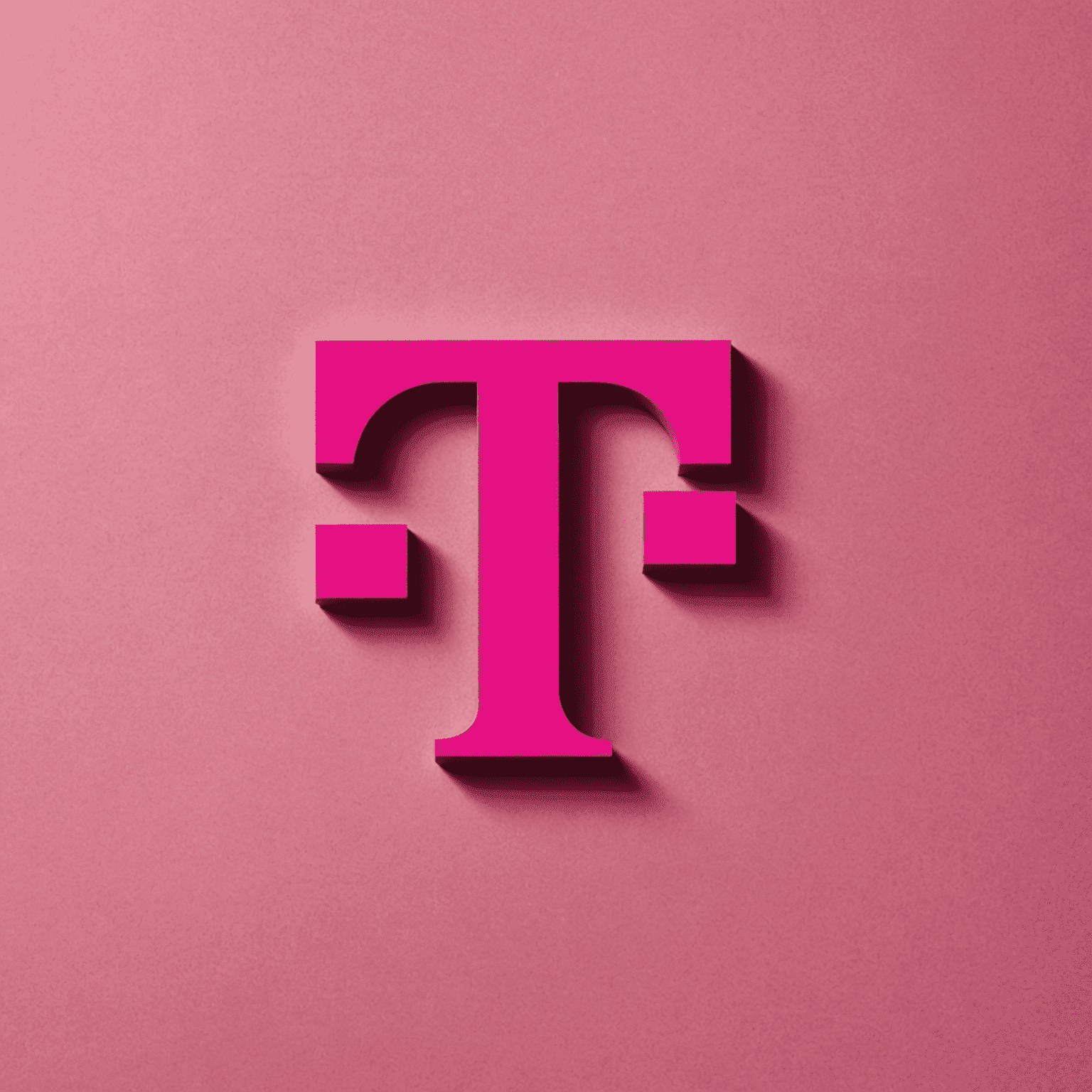 Logo operatora T-Mobile na różowym tle